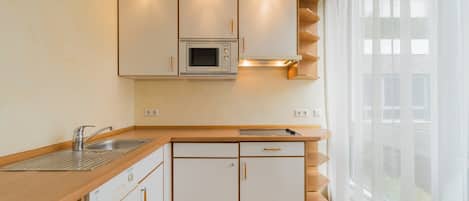 Suite Deluxe | Cuisine privée | Réfrigérateur, micro-ondes, plaque de cuisson, machine à expresso
