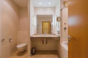 Bañera, artículos de tocador gratuitos, secador de pelo, toallas