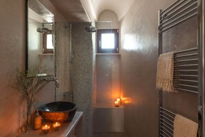 Bruser, hårtørrer, bidet, håndklæder