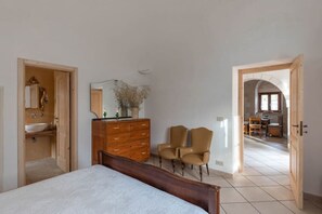 5 slaapkamers, een bureau, een strijkplank/strijkijzer, reisbedje