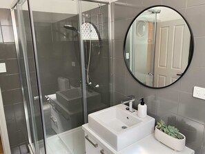 Douche, sĂšche-cheveux, serviettes fournies