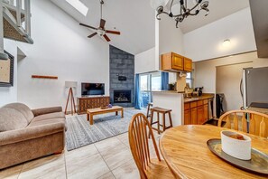 Fernseher, Kamin, Stereoanlage