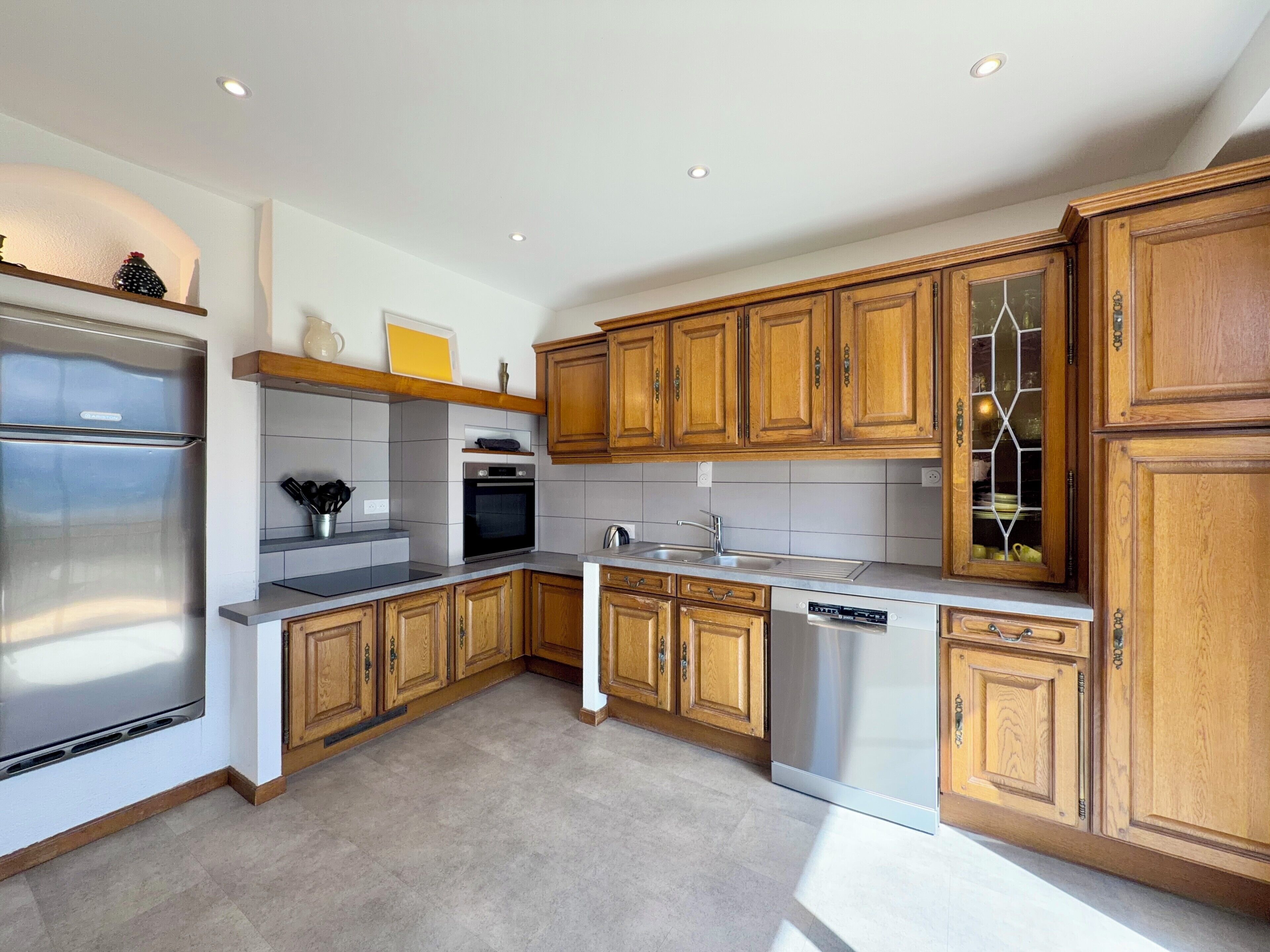 雪櫃、微波爐、焗爐、洗碗機