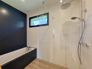Shower, towels - Beautiful villa on the slopes of Lake Aiguebelette! (Saint-Alban-de-Montbel)