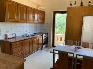 Villa | Cocina privada | Refrigerador, horno, parrilla de estufa y tetera eléctrica