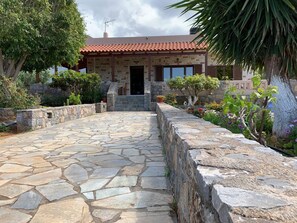 Property grounds - Stunning 3-bedroom Villa Near Malia Beach (Agios Nikolaos)