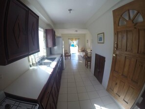 Vila, várias camas | Cozinha privada | Geladeira, micro-ondas, fogão, cooktop