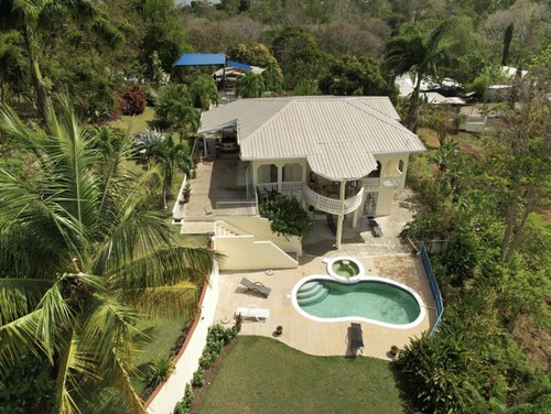 4-bed With En-suite Bathrooms Villa in Bethel