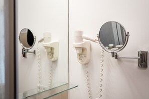 Classic Studio | Bathroom | Shower, towels - Homaris Boxi Studios (Berlin)