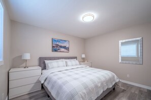 3 bedrooms, desk, iron/ironing board, WiFi - Completely renovated home in Parry Sound,with full Kitchen, laundry & Gazebo! (Parry Sound)