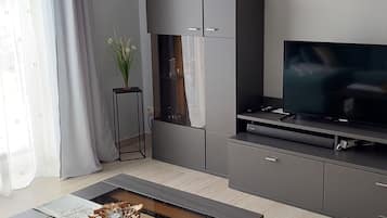 Smart-TV, BĂŒcher, Stereoanlage