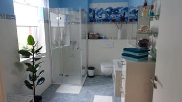 Dusche, Haartrockner, Handtücher, Seife