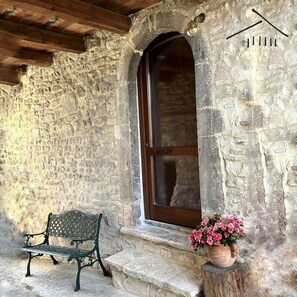 Habitació quàdruple Deluxe, diversos llits | 1 dormitori, roba de llit d'alta qualitat i cobrellits