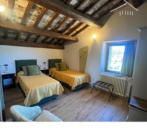 コンフォート ダブルまたはツインルーム | 高級寝具、羽毛の掛け布団、低反発ベッド、遮光カーテン