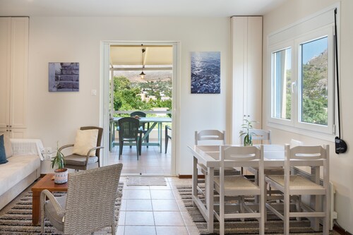 Holiday Home 'Stunning Views Kantouni Beach' with Mountain View, Wi-Fi and Air Conditioning