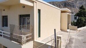 Un bâtiment doté d’un balcon, d’une fenêtre et d’une porte.