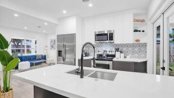 Refrigerador, microondas, horno y parrilla de estufa