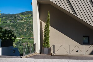 Property grounds - Apartment 'Falser's Mountain Lodge' with Mountain View, Private Terrace, and Wi-Fi (Karneid)