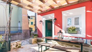 A courtyard with a wooden bench, a table, and a potted plant. - Bekiris Traditional Inn Country House with Private Terrace, Air Conditioning & Wi-Fi (Lefkimi)