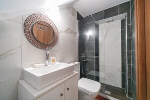 Dusch, hårtork och handdukar