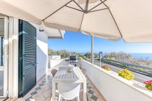 Outdoor dining - Apartment 'Villetta Del Cuore' with Sea View, Wi-Fi and Air Conditioning (marina di san gregorio)