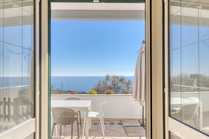 Outdoor dining - Apartment 'Villetta Del Cuore' with Sea View, Wi-Fi and Air Conditioning (marina di san gregorio)
