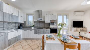 Kjøleskap, mikrobølgeovn, ovn og kokeplater