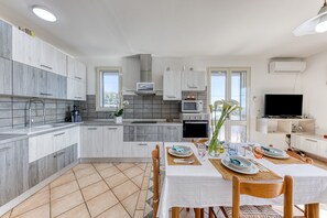 Kühlschrank, Mikrowelle, Ofen, Herdplatte