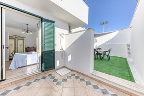 3 bedrooms, iron/ironing board, free WiFi, bed sheets - Apartment 'Villetta Del Cuore' with Sea View, Wi-Fi and Air Conditioning (marina di san gregorio)