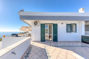 Exterior - Apartment 'Villetta Del Cuore' with Sea View, Wi-Fi and Air Conditioning (marina di san gregorio)