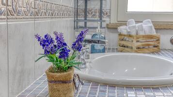 Douche, sĂšche-cheveux, serviettes fournies