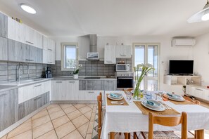 冰箱、微波炉、烤箱、炉灶