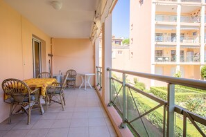 Outdoor dining - Holiday Apartment "Stomolocation" with Private Terrace, A/C & Wi-Fi (Sainte-Maxime)