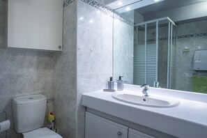 Douche, sèche-cheveux, serviettes fournies