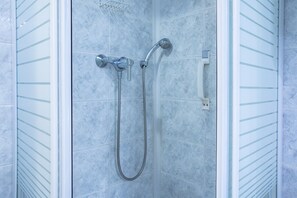 Douche, sèche-cheveux, serviettes fournies