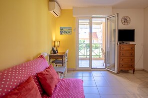 TV - Holiday Apartment "Stomolocation" with Private Terrace, A/C & Wi-Fi (Sainte-Maxime)
