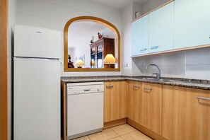 Een koelkast, een microgolfoven, een oven, een kookplaat