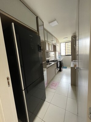 Geladeira, micro-ondas, fogão, cooktop