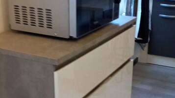 Réfrigérateur, micro-ondes, plaque de cuisson, cafetière/bouilloire