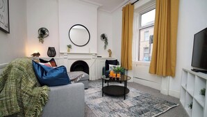 Living area - Spacious 4 bedroom house - Moira Lodge by Tŷ SA (Cardiff)