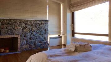 Grand Villa | 4 bedrooms, laptop workspace, free WiFi, bed sheets