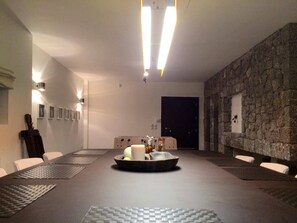 Villa Grand | Cucina privata | Frigorifero con congelatore, forno, piano cottura, macchina per tè/caffè