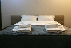 Grand Villa | 4 bedrooms, laptop workspace, free WiFi, bed sheets