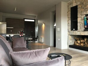 Villa Junior | Area soggiorno | TV a schermo piatto 42 pollici con canali satellitari, TV, caminetto