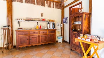 Café da manhã com buffet grátis todos os dias