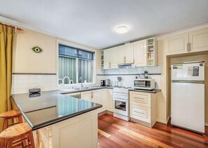 Kjøleskap, mikrobølgeovn, ovn og brødrister