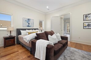 3 bedrooms, iron/ironing board, WiFi, bed sheets - The Roman - Luxury Townhome - 1m to DT (Fayetteville)