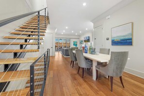 Dining - The Roman - Luxury Townhome - 1m to DT (Fayetteville)