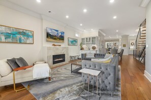 TV, fireplace - The Roman - Luxury Townhome - 1m to DT (Fayetteville)