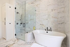 Badewanne, Haartrockner, Handtücher, Shampoo